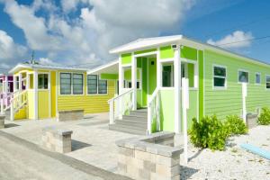 萨拉索塔Sunshine Tiny Home Pinecraft的海滩上一排色彩缤纷的房屋