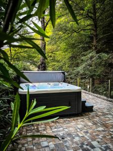 Matrakeresztes马特雷克斯泰斯弾博罗姆沃尔基度假酒店的砖砌庭院顶部的热水浴池