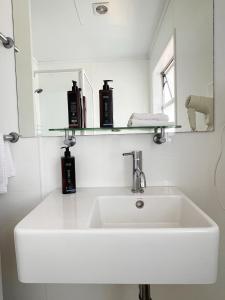 MorrinsvilleMorrinsville Motel的浴室设有白色水槽和镜子
