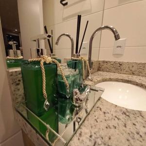 库里提巴Apartamento - Batel/Água Verde - Shopping Curitiba的一个带水槽和两个水龙头的浴室台