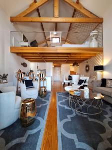 波尔图波尔图黄金公寓 的客厅配有白色家具和木制天花板。