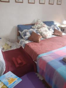 彼得罗波利斯Casa condomínio paz的两张睡床彼此相邻,位于一个房间里