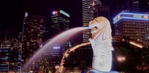 新加坡The Dapper Digs 2BR Apartment in Singapore的一座城市的龙雕像