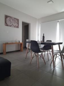 卢汉德库约Excelente departamento en lujan de cuyo的一间带桌椅的用餐室