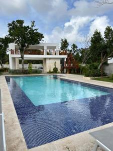蓬塔卡纳Villa avec jardin的房屋前的游泳池