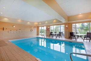 亨茨维尔马斯科卡贝斯维斯特酒店的在酒店房间的一个大型游泳池