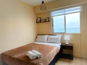 利马Nuevo apartamento con vista al mar a 15 min del aeropuerto的一间卧室配有一张床,上面有两条毛巾