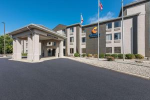 Tipp CityComfort Inn & Suites Tipp City - I-75的办公室大楼前面设有停车位