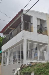 卡塔赫纳apartamento amoblado en cartagena , martha的白色房子,窗户上设有酒吧