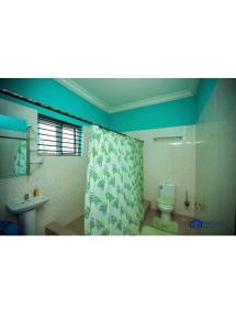 KasoaMatata Homes Airbnb的一间带卫生间和淋浴帘的浴室