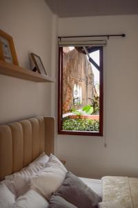 巴拿马城Best location - Spacious and Fancy Apt的带沙发和窗户的客厅