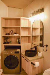巴拿马城Best location - Spacious and Fancy Apt的小厨房配有洗衣机和镜子