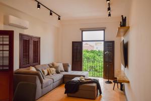 巴拿马城Amazing location Spacious Apto with Rooftop的带沙发和窗户的客厅