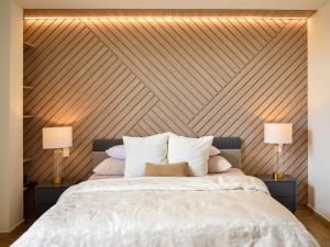 巴拿马城Modern luxury Studio with Rooftop + parking的一间卧室配有一张大床和两盏灯