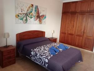 塞博河畔卡莱塔Casa Carmen Dolores的一间卧室配有一张带蓝色毛巾的床
