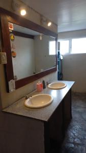 马德普拉塔La Maquinita Hostel的一间带两个盥洗盆和大镜子的浴室