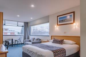 霍巴特429汽车旅馆的酒店客房配有床、沙发和桌子。