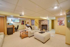 HermantownHermantown Home with Decks, Grill and Hot Tub!的带沙发和壁炉的客厅