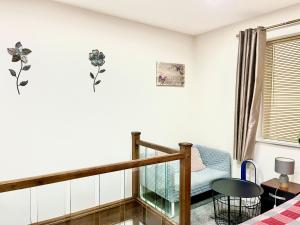 KentAr-Rahman, 1 bed room and 1 Living room apartment的一间卧室设有1张床铺和1把椅子的阳台