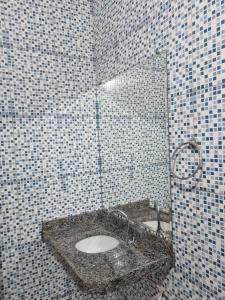 巴雷里尼亚斯Pousada Talismã的一间带水槽和镜子的浴室