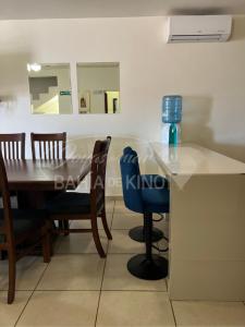 基诺湾Diamante Dos Joyas Del Mar Bahia de Kino的桌椅和一瓶水