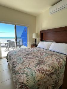 基诺湾Diamante Dos Joyas Del Mar Bahia de Kino的一间卧室设有一张床,享有海景