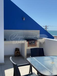 基诺湾Diamante Dos Joyas Del Mar Bahia de Kino的阳台设有一张桌子和椅子,拥有蓝色的墙壁