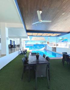 基诺湾Diamante Dos Joyas Del Mar Bahia de Kino的一间带桌子和游泳池的用餐室