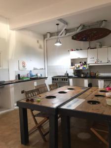 马德普拉塔La Maquinita Hostel的厨房配有木桌和椅子