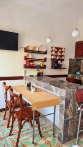 韦拉克鲁斯Alojamiento completo en el centro的厨房配有桌椅和柜台。