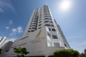 卡塔赫纳莱格特卡塔赫纳酒店的一座高大的白色建筑,带有aaaregatta酒店
