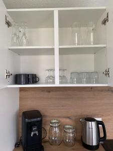 路德维希堡Nisay Home - 3 Room Apartment - Nr1的厨房配有透明玻璃瓶和咖啡壶