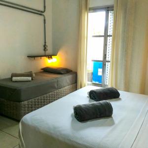 圣保罗米卡萨旅舍 - 孔戈尼亚斯的带窗户的客房内设有两张单人床。