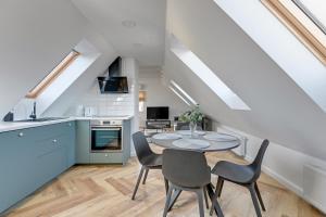 索波特Lion Apartments - Comfy Sopot Family House的厨房以及带桌椅的用餐室。
