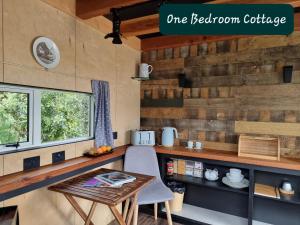 陶朗加Swiss-Kiwi Retreat A self-contained Appartment and a Tiny House option的小屋内的厨房,带有木墙