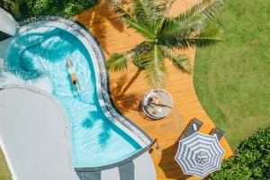 瑶亚岛Anantara Koh Yao Yai Resort & Villas的享有游泳池的顶部景色,游泳池拥有棕榈树