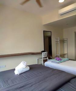 新山Mid Vally Southkey JB, 2BR, WIFI, 7 mins to CIQ的一间卧室配有两张床和椅子