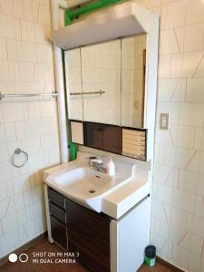 小樽Bay View House private room / Vacation STAY 3667的一间带水槽和镜子的浴室
