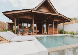 吉利阿尔Kalyana Villa Gili Air的一个带游泳池和凉亭的别墅