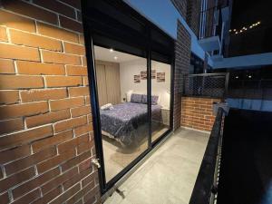 危地马拉Lovely 1 bedroom unit with free parking Modra zone 4的砖墙内的一个床位的房间