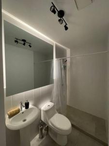 危地马拉Lovely 1 bedroom unit with free parking Modra zone 4的白色的浴室设有卫生间和水槽。