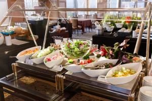 金泽Kanazawa New Grand Hotel Prestige的自助餐,桌上放上一碗蔬菜