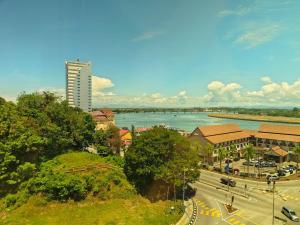 瓜拉丁加奴ALVILLA - Jalan Sultan Ismail的享有河流和建筑的城市美景
