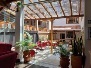 莱瓦镇Hotel El Giro的一个带植物和桌椅的庭院