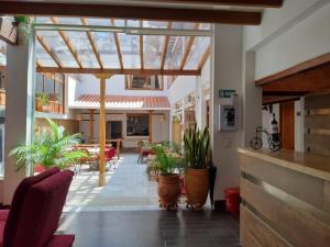莱瓦镇Hotel El Giro的建筑中种植盆栽植物的温室