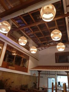 莱瓦镇Hotel El Giro的餐厅天花板上挂着几盏灯