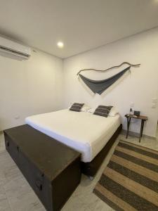 巴尔SABAI Beach的一间卧室配有一张大床和一张桌子