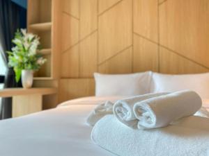 罗勇Hotel Fuse Rayong的床上一双毛巾