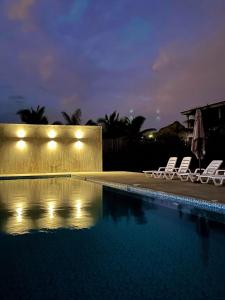 卡诺阿斯德蓬萨尔Las Hamacas的游泳池旁的晚上设有2把躺椅