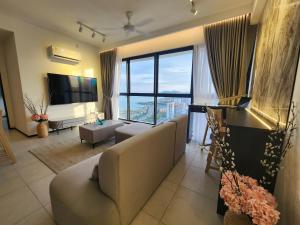 日落洞Urban Suites - Penang的带沙发和大窗户的客厅